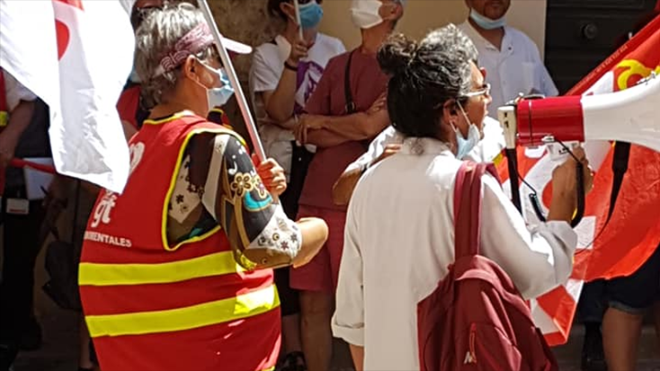 El personal sanitari demana a la població que els va aplaudir més solidaritat