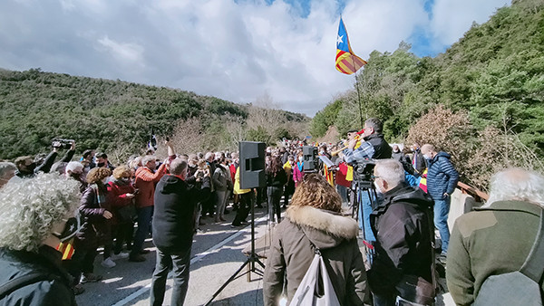 Més de 500 persones demanen la reobertura de tots els passos fronterer