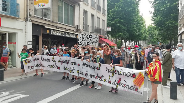 Més de 2 000 persones manifesten pel català a Perpinyà