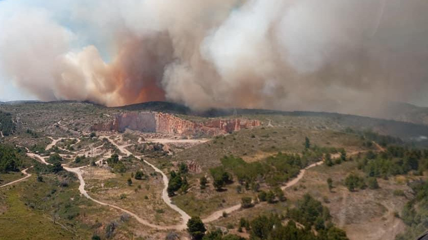 Actualització - L'incendi entre Òpol i Salses encara crema, però està sota control.