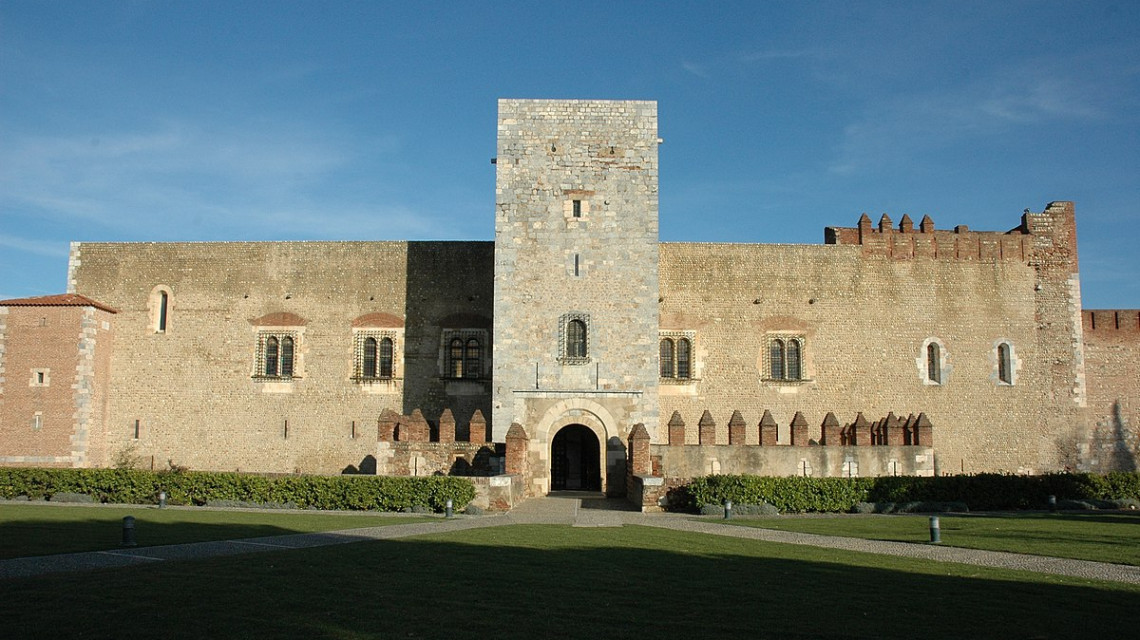 Alumnes de català reunits al Palau dels reis de Mallorca amb IMPLICAT