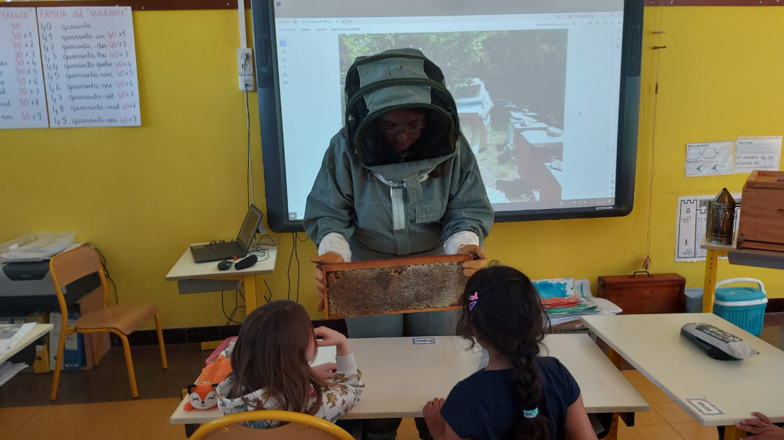 Un apicultor a l'Escola Arrels Vernet