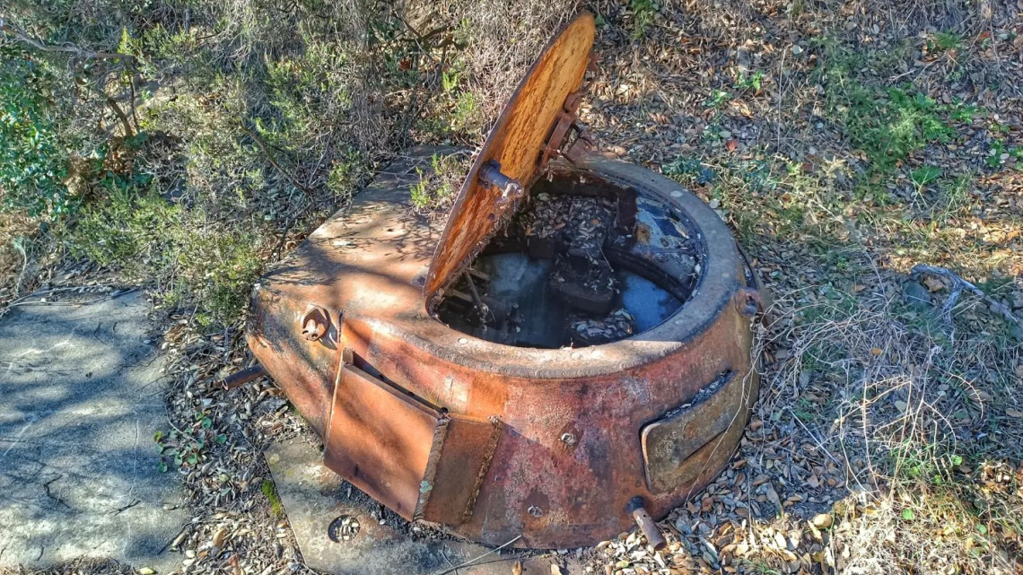 La torreta d’un tanc nazi descoberta en un bosc del Pertús