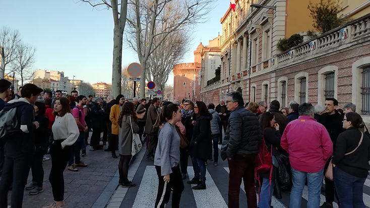 Prop d’un centenar de persones manifesten davant la prefectura de Perpinyà  contra el bloqueig estatal de la creació de l’Oficina pública de la llengua catalana