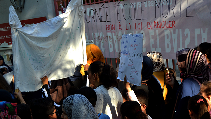 Mares d’alumnes manifesten, per poder portar el vel islàmic quan acompanyen sortides escolars.