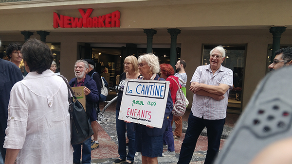 Manifestació per demanar que s'acceptin a les cantines escolars de Perpinyà els mainatges de refugiats