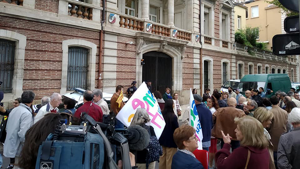 Desenes de persones manifesten per demanar el restabliment del CAPES de català