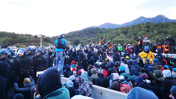 La policia francesa comença el desallotjament del tall del Portús