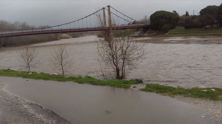 S’allarga la llista de les carreteres tallades per les inundacions i les esllavissades i l'Aglí a punt de desbordar