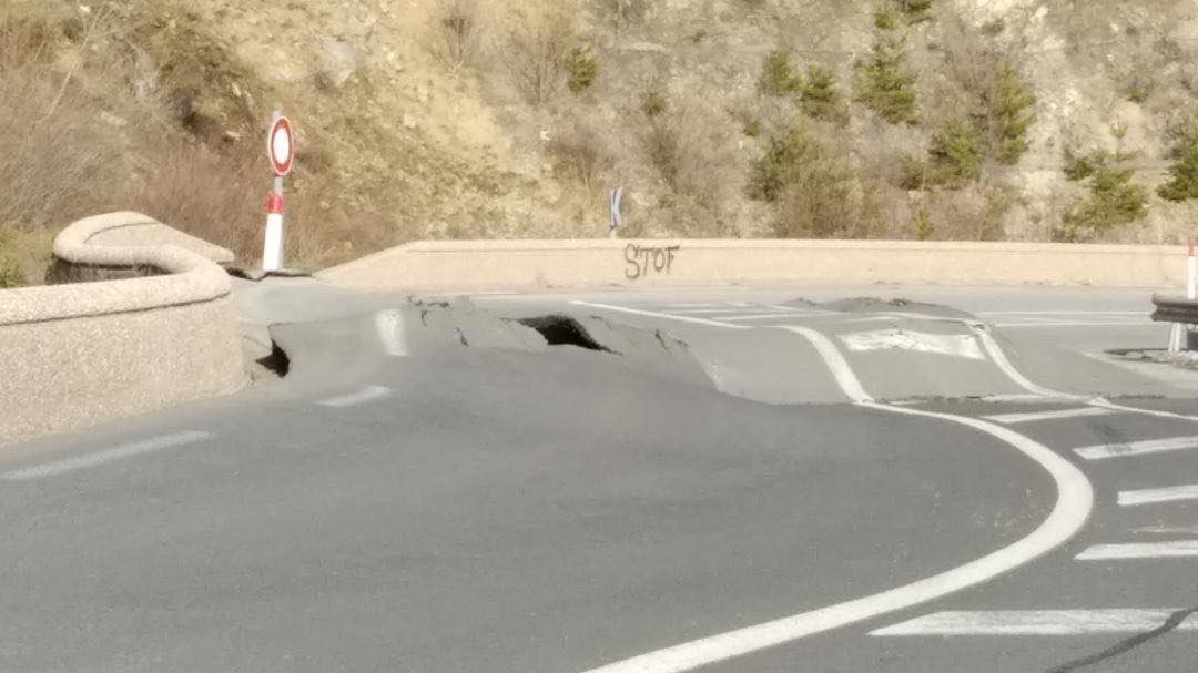 La carretera 116 de nou tallada entre Fontpedrosa i Sautó