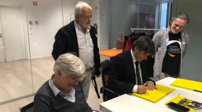 Entrega del catàleg «55 urnes per la llibertat» ahir, dia 1 d’octubre, a Brusel·les: al President Carles Puigdemont i als 4 Consellers a l’exili