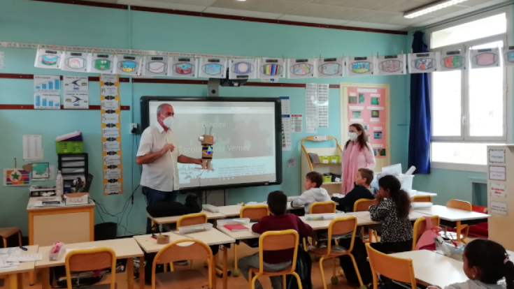 Un moment de la presentació de Binomi davant dels alumnes d'Arrels vernet