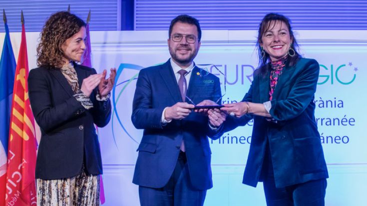 Rosario Sánchez, Pere Aragonès i Carole Delga en l’acte de traspàs de la presidència de l’Euroregió Pirineus Mediterrània