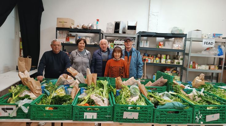 Alain Cambillau acompanyat de 4 benèvols preparen les caixes d'aliments