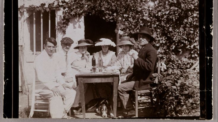  Pablo Picasso, Marcelle Braque, Eva Gouel , Max Jacob i dos altres amics a taula, sobre la terrassa de la casa Delcros, a Ceret, 1913 Fotografia  9 × 12,9 cm  Paris, musée national Picasso Paris  © Succession Picasso 2024 