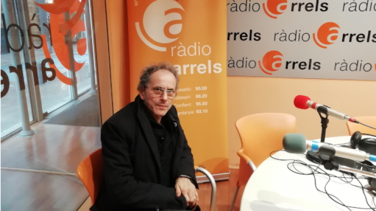 Pascal Comelade als estudis de Ràdio Arrels presentant l'espectacle 'Improperis'. Foto: Laura Bertran